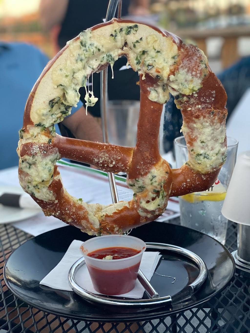 Rintronas Bistro | restaurant | 470 French Rd, Utica, NY 13502, USA | 3158648050 OR +1 315-864-8050