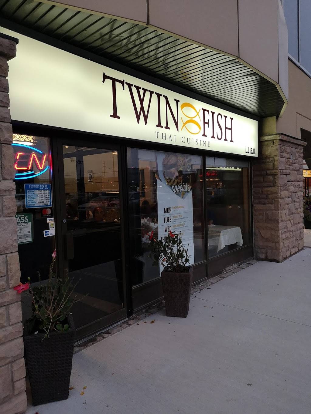 Twin Fish Thai Cuisine | restaurant | 5555 Eglinton Ave W, Etobicoke, ON M9C 5M1, Canada | 4166958866 OR +1 416-695-8866