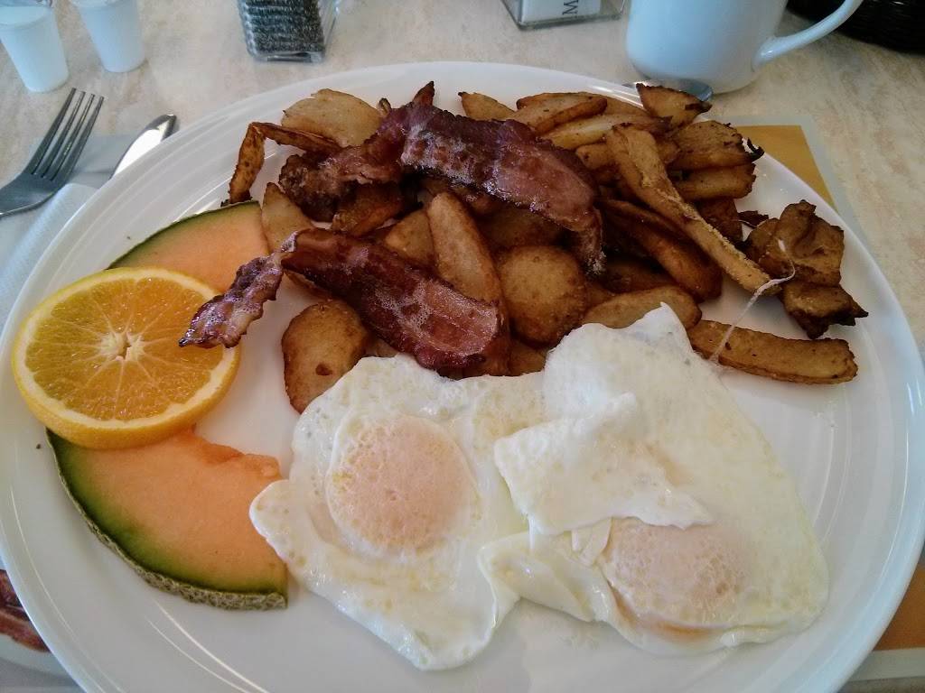 Le Petit Québec | restaurant | 601 Boulevard Curé-Labelle, Blainville, QC J7C 2H7, Canada | 4504205858 OR +1 450-420-5858