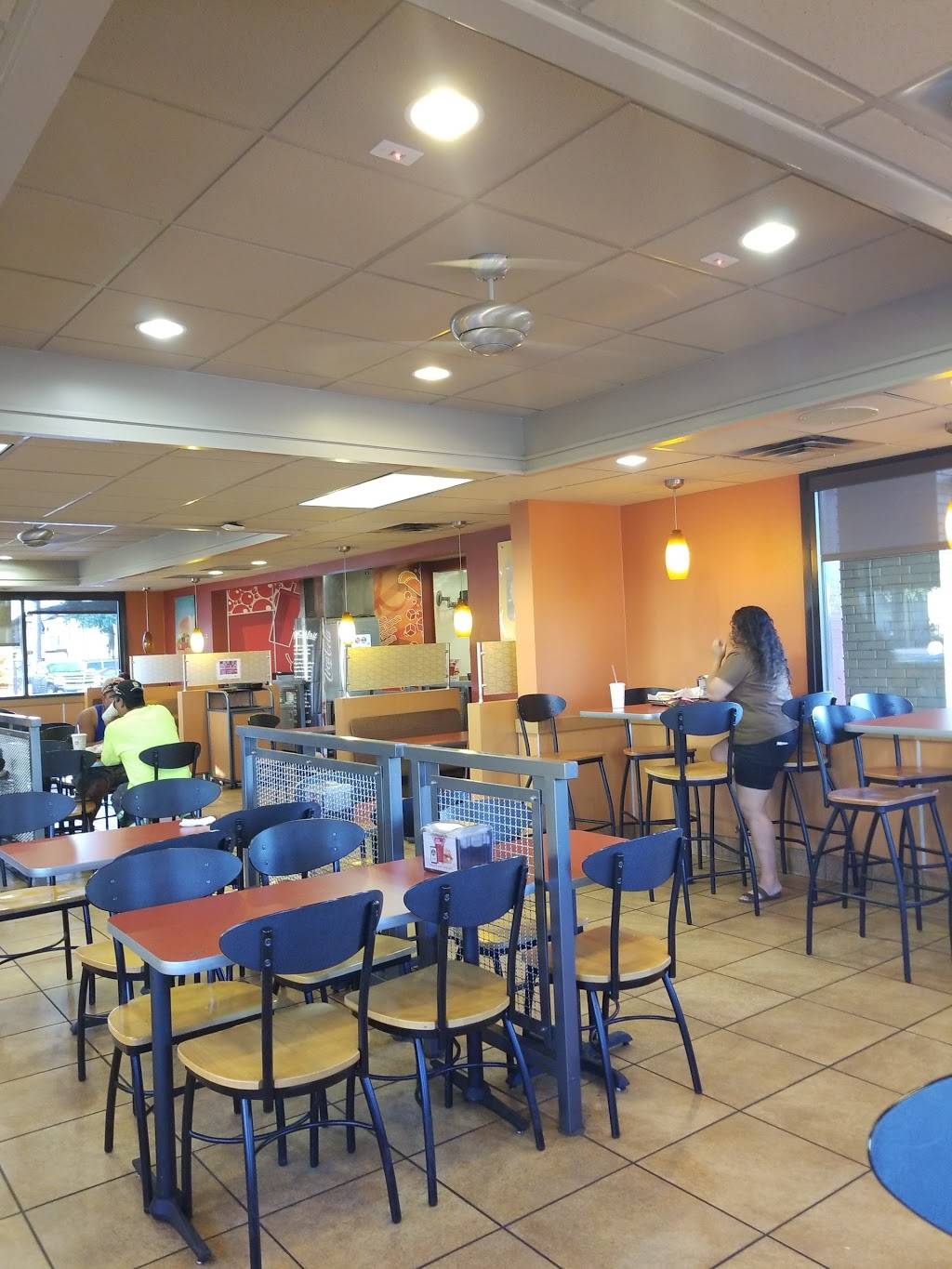 Jack in the Box | restaurant | 2720 W Northwest Hwy, Dallas, TX 75220, USA | 2143529049 OR +1 214-352-9049