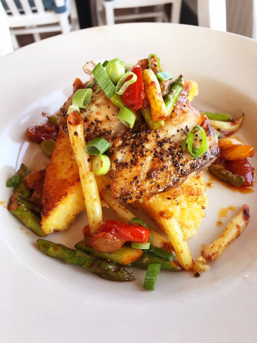 Quicks Hole Tavern | restaurant | 29 Railroad Ave, Woods Hole, MA 02543, USA | 5084950048 OR +1 508-495-0048