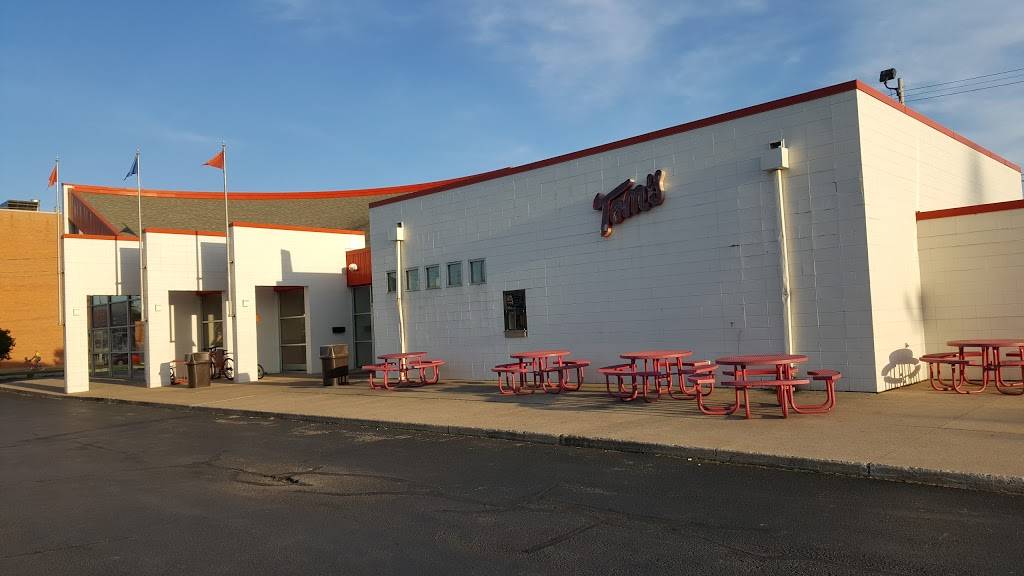 Toms Drive-In | restaurant | 701 E Wisconsin Ave, Appleton, WI 54911, USA | 9207319008 OR +1 920-731-9008