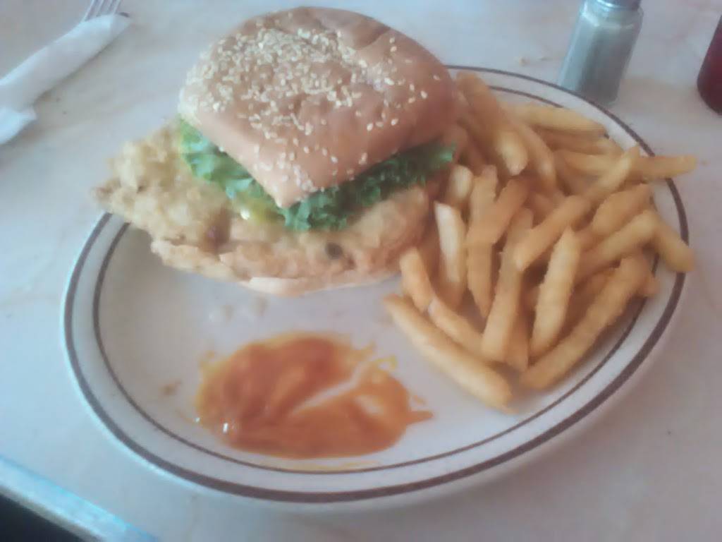 Fionas Family Restaurant | restaurant | 595 E Edwardsville Rd, Wood River, IL 62095, USA | 6182592410 OR +1 618-259-2410