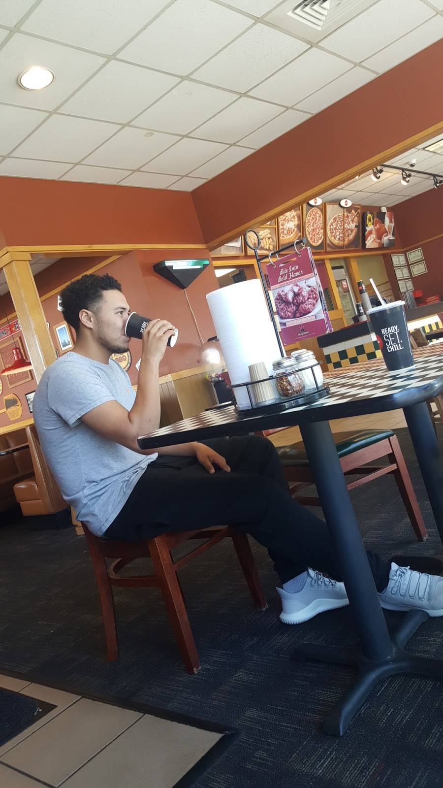 Pizza Hut | restaurant | 9705 Dixie Hwy, Louisville, KY 40272, USA | 5029331111 OR +1 502-933-1111