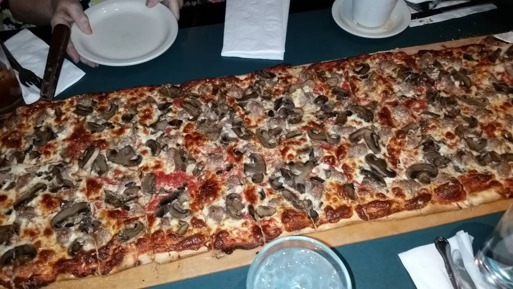 Armands Pizza & Pasta | restaurant | 105 W 1st St, Elmhurst, IL 60126, USA | 6307825800 OR +1 630-782-5800