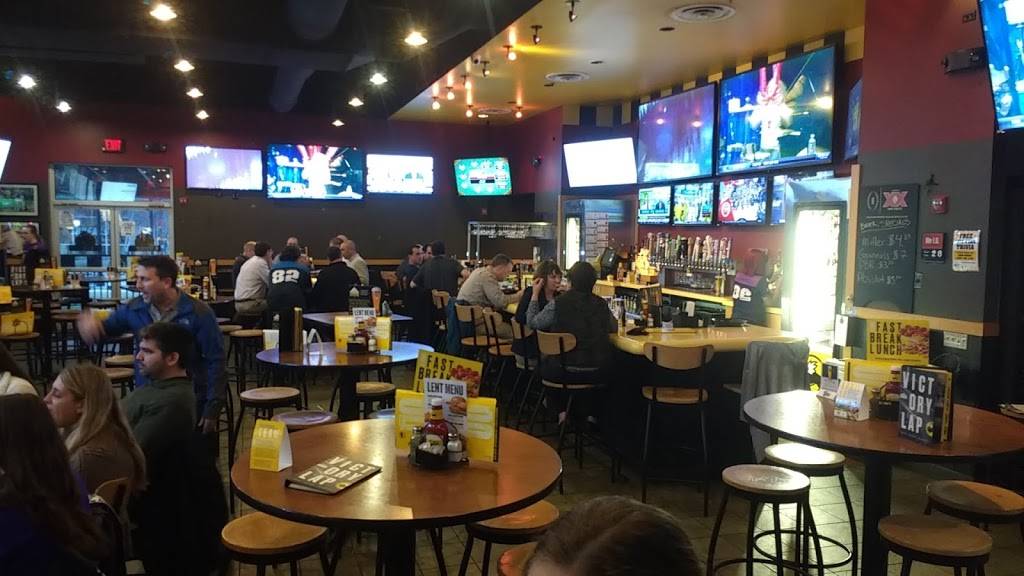 Buffalo Wild Wings | restaurant | 1018 Willow Rd, Northbrook, IL 60062, USA | 8475620333 OR +1 847-562-0333