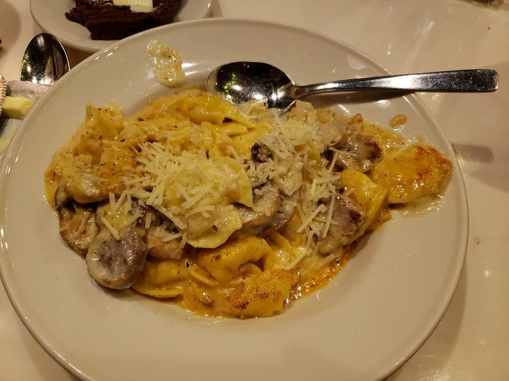 Vs Italiano Ristorante | restaurant | 10819 E US Hwy 40, Independence, MO 64055, USA | 8163531241 OR +1 816-353-1241