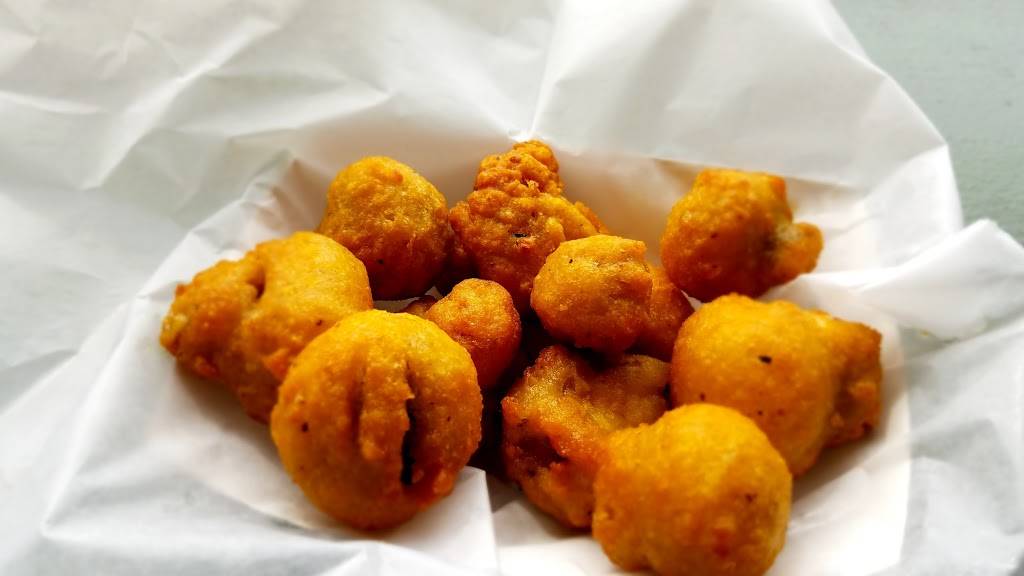 Ms. Ts Southern Fried Chicken | meal takeaway | 3343 N Broadway, Chicago, IL 60657, USA | 7737282500 OR +1 773-728-2500