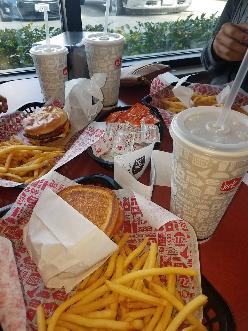 Jack in the Box | restaurant | 2111 Taft Hwy, Bakersfield, CA 93313, USA | 6618370212 OR +1 661-837-0212