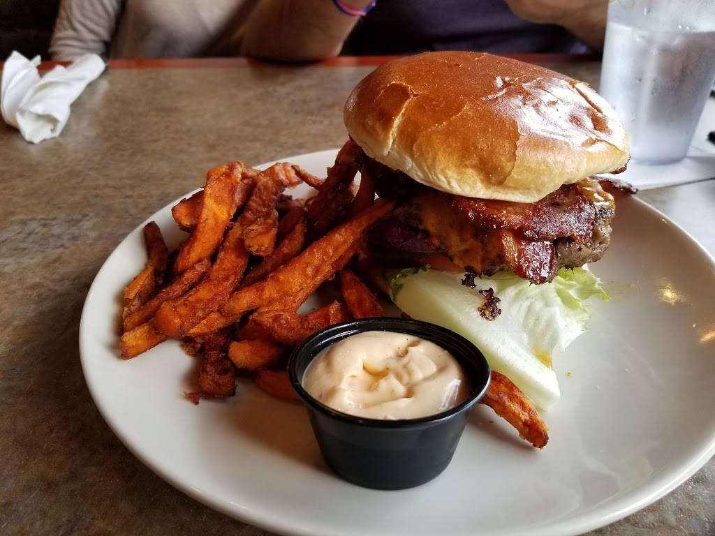 Applebees | restaurant | 2250 Division Rd, Windsor, ON N8W 5X5, Canada | 5199741122 OR +1 519-974-1122