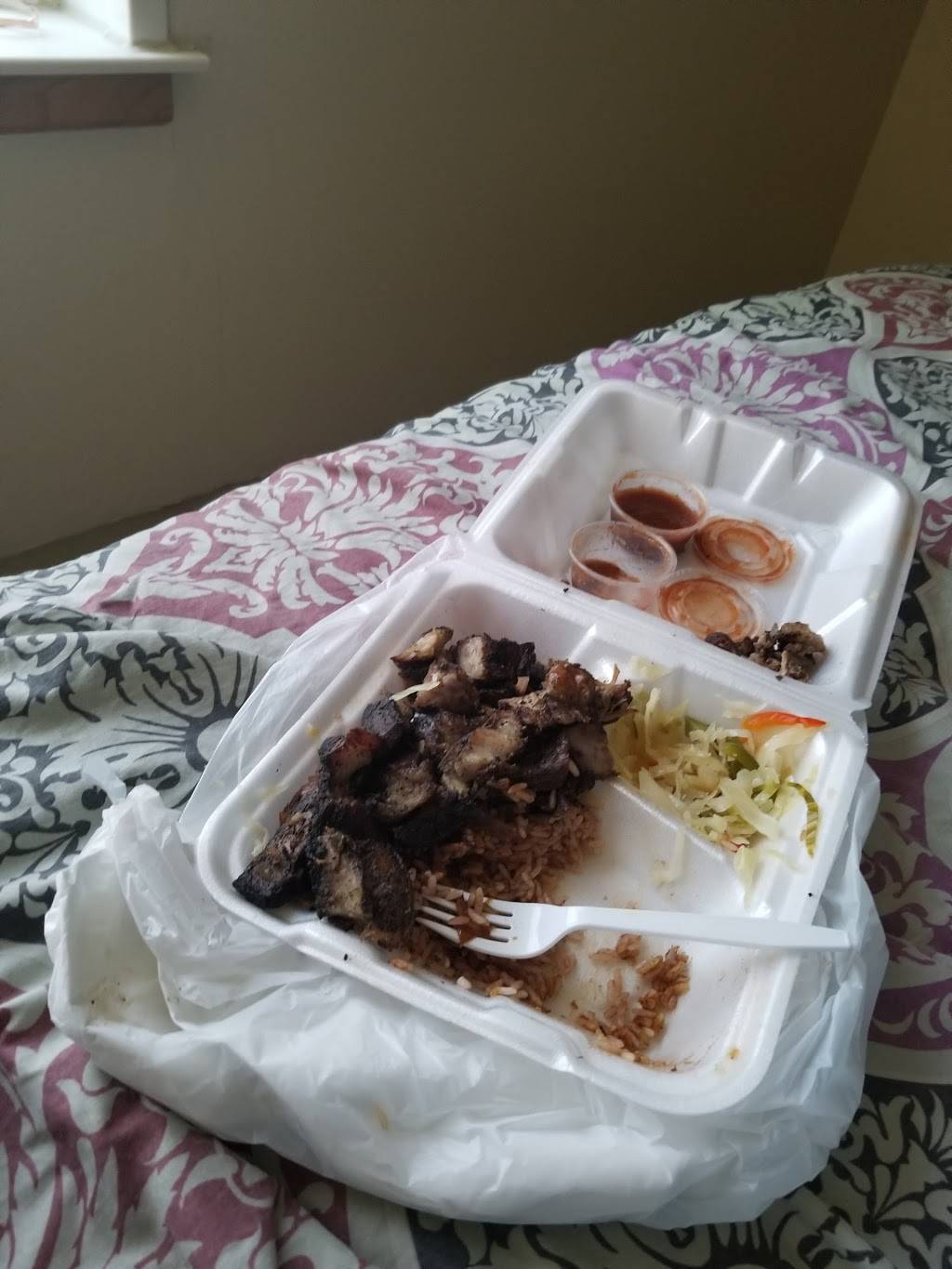 Uppa Yard | restaurant | 4925 W Fond Du Lac Ave, Milwaukee, WI 53216, USA | 4148717138 OR +1 414-871-7138