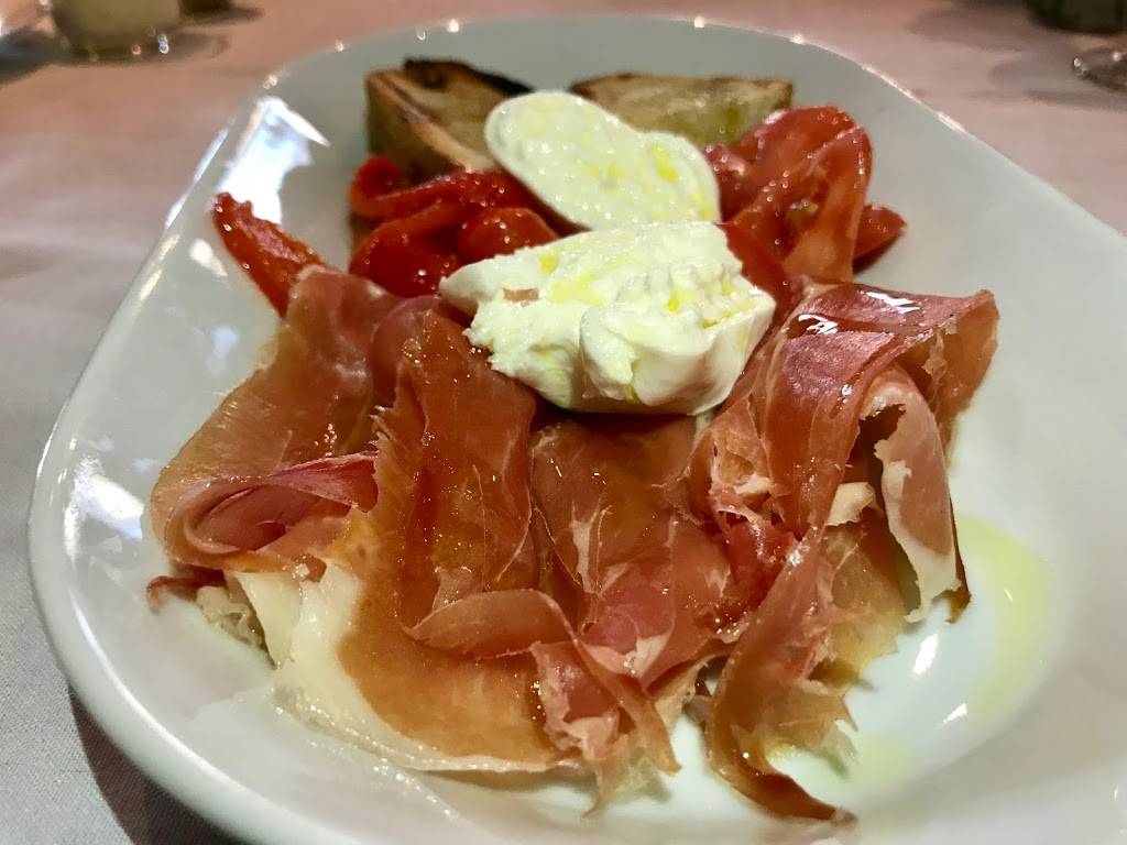 Avellinos Italian Restaurant | restaurant | 1813 Post Rd, Fairfield, CT 06824, USA | 2032541458 OR +1 203-254-1458