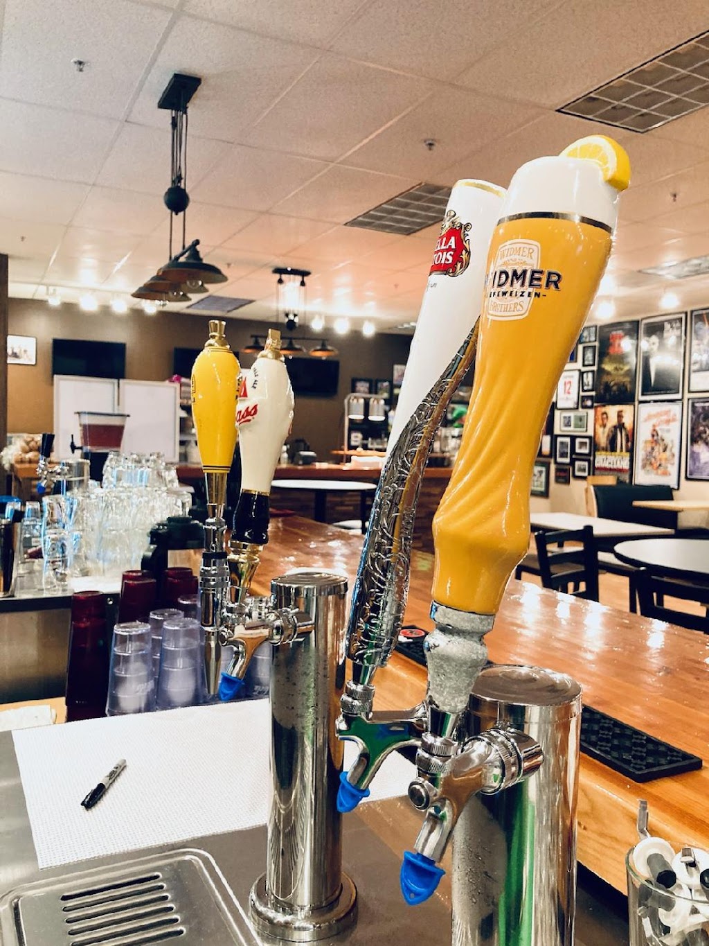 Legends Public House | restaurant | 1111 N Roosevelt Dr #114, Seaside, OR 97138, USA | 5037385792 OR +1 503-738-5792