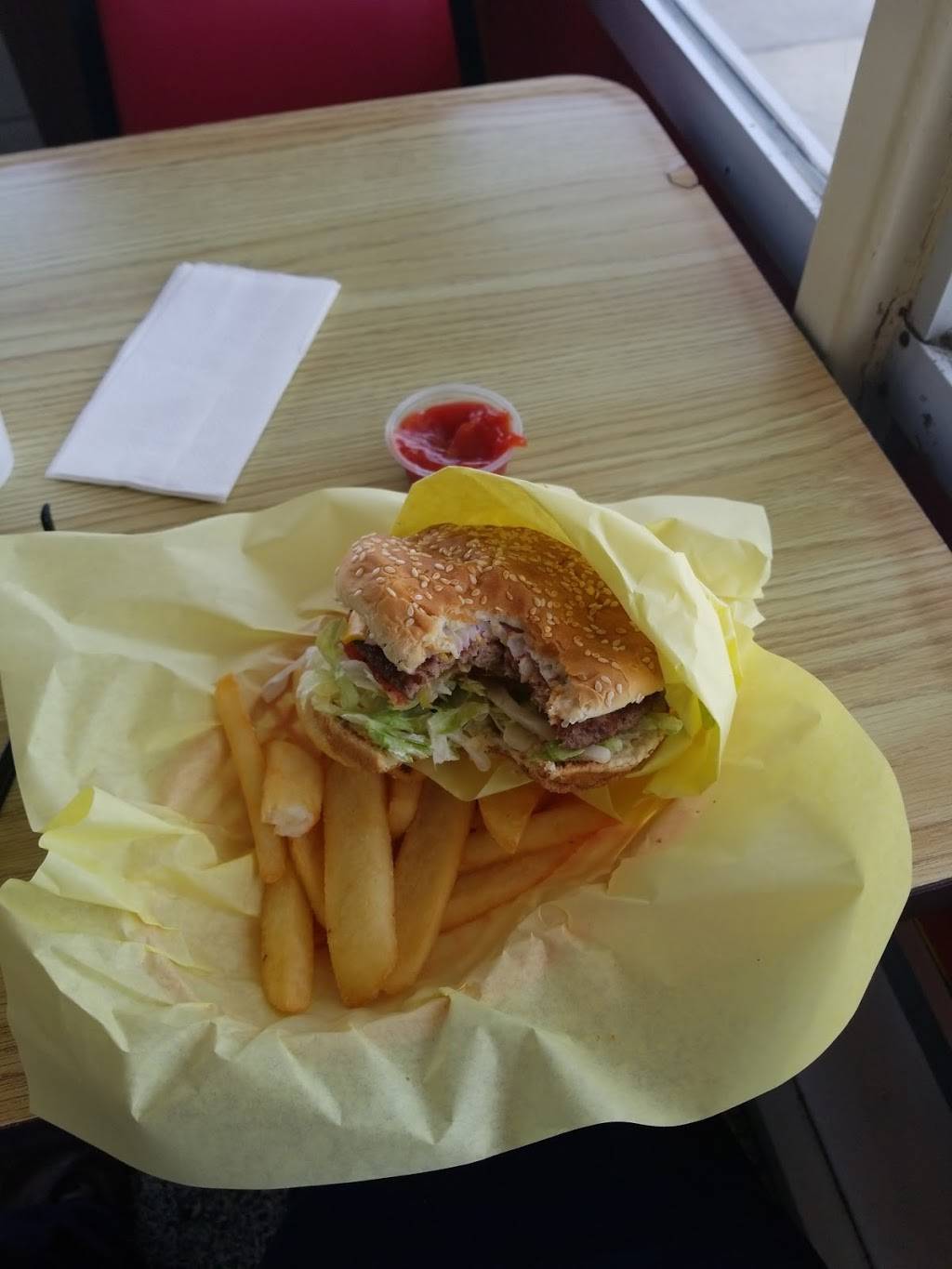 Moms Old Fashion Burgers | restaurant | 1311 W Clinton Ave, Fresno, CA 93705, USA | 5592663245 OR +1 559-266-3245