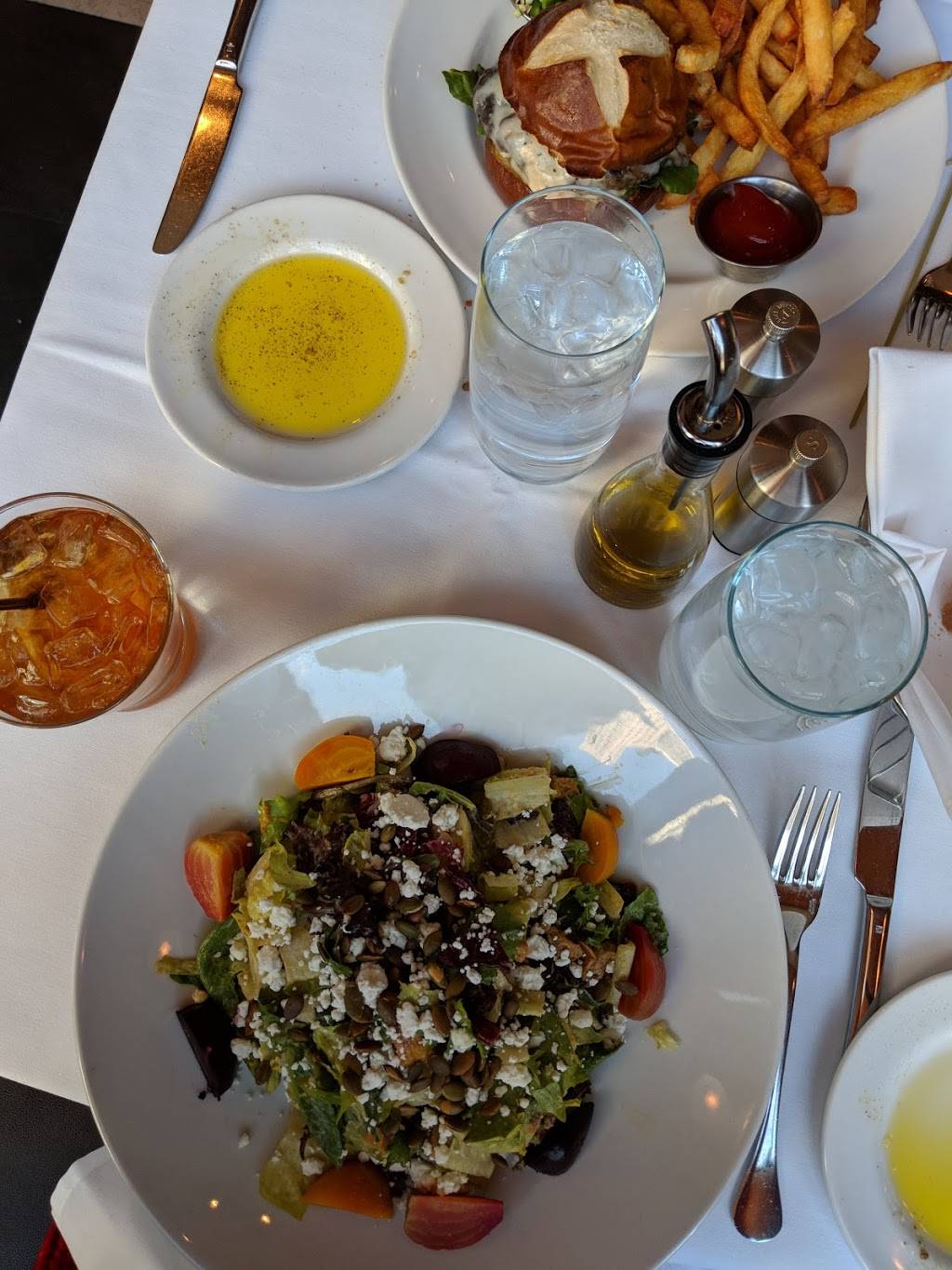 Freds Chicago | restaurant | 15 East W Oak St, Chicago, IL 60611, USA | 3125961111 OR +1 312-596-1111