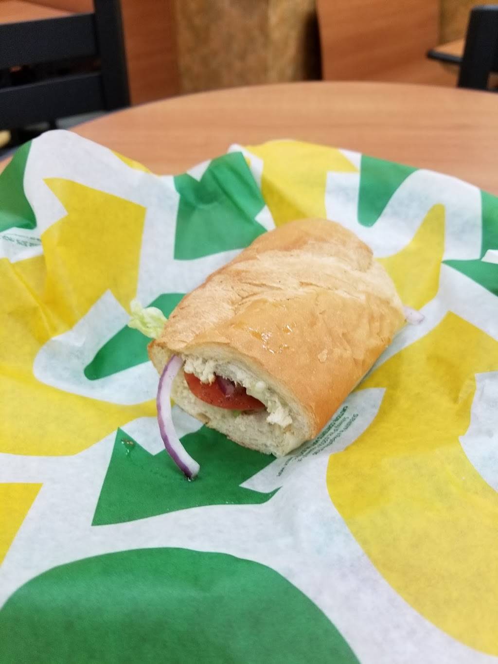 Subway | meal takeaway | 15700 Metcalf Ave, Overland Park, KS 66223, USA | 9138515136 OR +1 913-851-5136