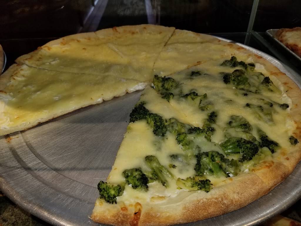 Roccos Pizzeria | restaurant | 4 New Paltz Plaza, New Paltz, NY 12561, USA | 8452557161 OR +1 845-255-7161