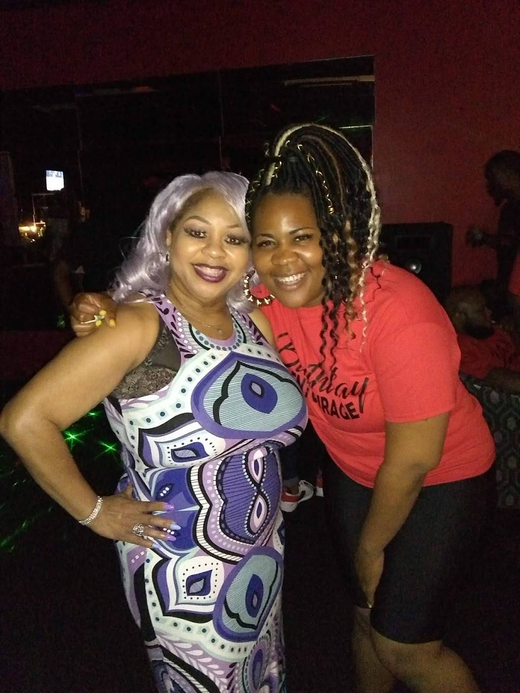 Sneaky Petes Hot Dogs | restaurant | 7070 Aaron Aronov Dr, Fairfield, AL 35064, USA | 2057867524 OR +1 205-786-7524