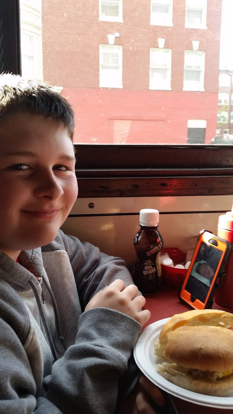 Arthurs Diner | restaurant | 112 Bridge St, Lowell, MA 01852, USA | 9784528647 OR +1 978-452-8647