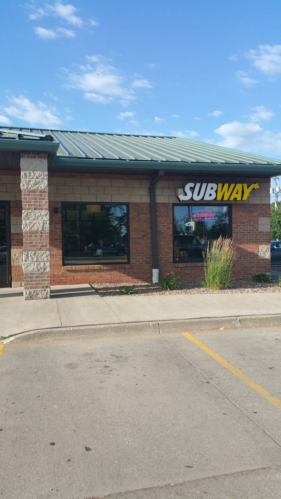 Subway | restaurant | 5335 Merle Hay Rd, Johnston, IA 50131, USA | 5152765111 OR +1 515-276-5111