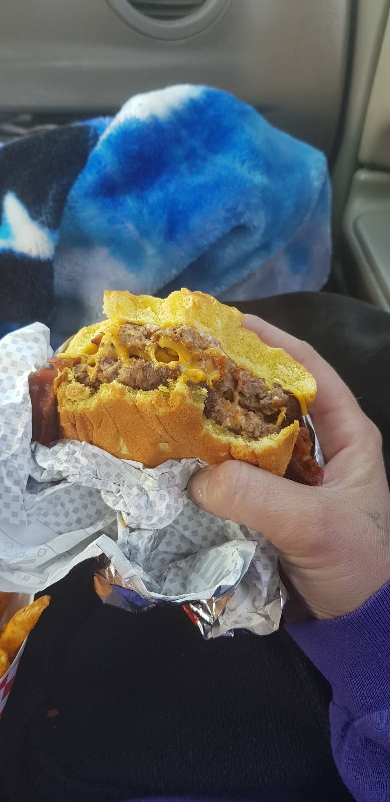 Rallys | restaurant | 4818 E Kings Canyon Rd, Fresno, CA 93727, USA | 5594560271 OR +1 559-456-0271