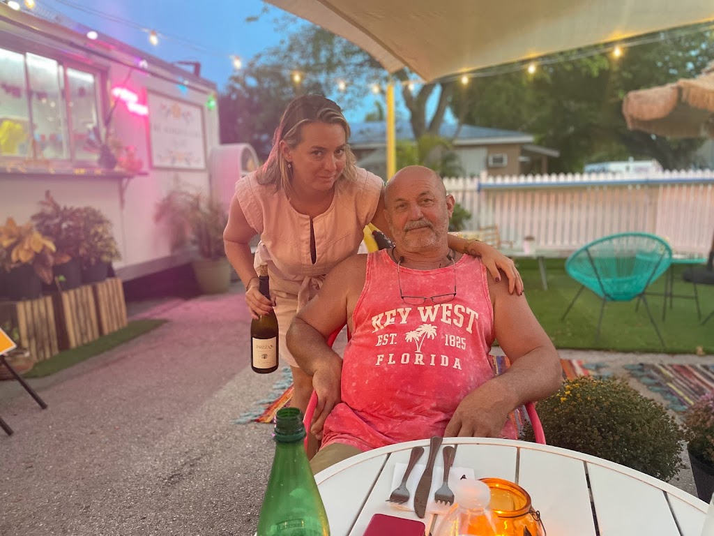 Kikis Korner BAR | restaurant | 1105 Simonton St, Key West, FL 33040, USA | 3057669347 OR +1 305-766-9347