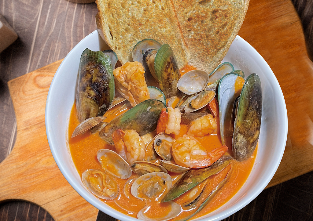 Main Sea Seafood | restaurant | 200 Main St, Huntington Beach, CA 92648, USA | 7144659007 OR +1 714-465-9007