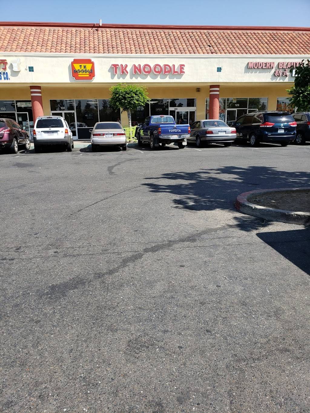 T K Noodles 12 | restaurant | 6930 65th St # 131, Sacramento, CA 95823, USA | 9164226000 OR +1 916-422-6000