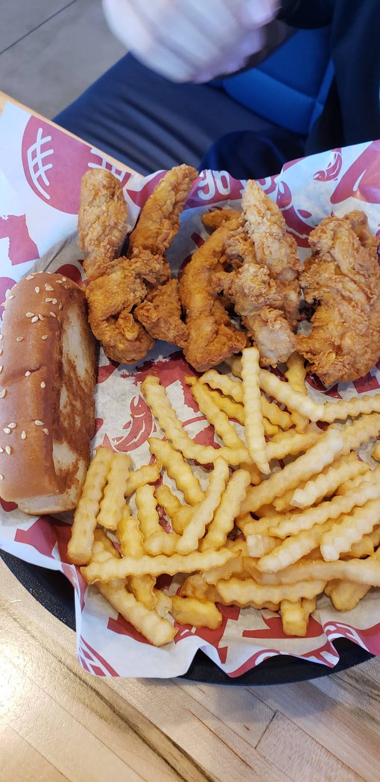 Raising Canes Chicken Fingers | meal takeaway | 2322 SE Military Dr, San Antonio, TX 78223, USA | 2105322519 OR +1 210-532-2519