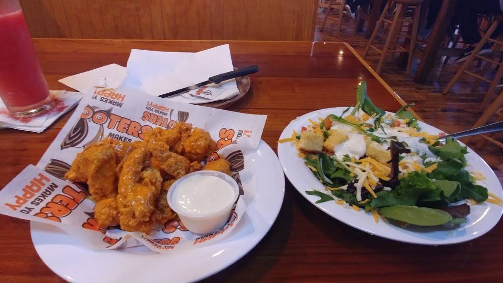 Hooters | restaurant | 70 Wolf Rd, Colonie, NY 12205, USA | 5184389300 OR +1 518-438-9300