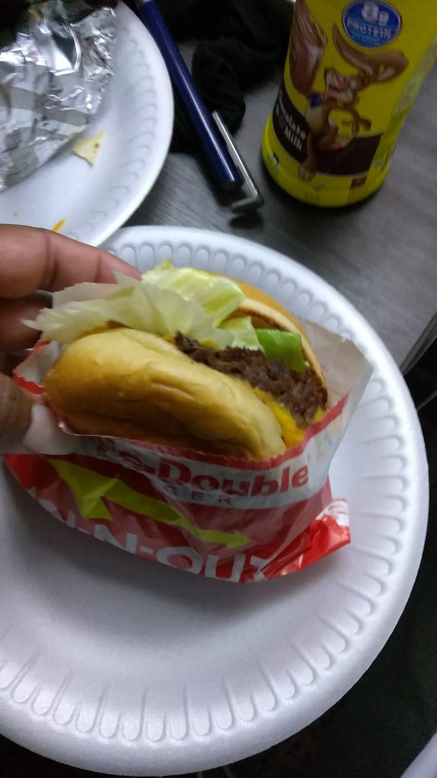 In-N-Out Burger | meal takeaway | 4620 S Hulen St, Fort Worth, TX 76132, USA | 8007861000 OR +1 800-786-1000