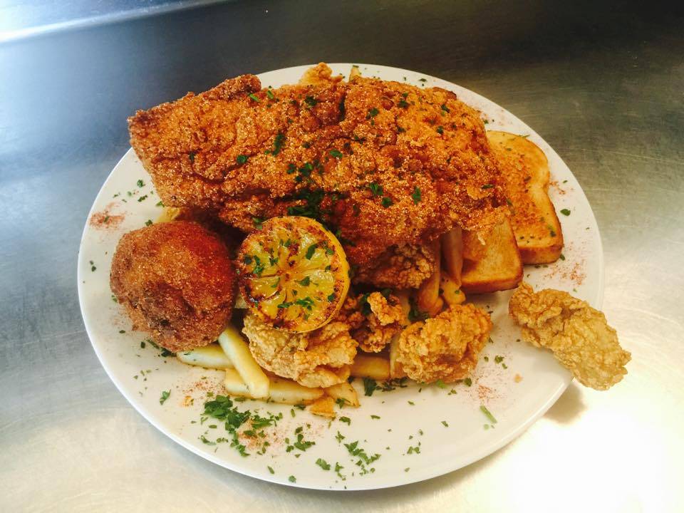 Russells Marina Grill | restaurant | 8555 Pontchartrain Blvd, New Orleans, LA 70124, United States | 5042829980 OR +1 504-282-9980