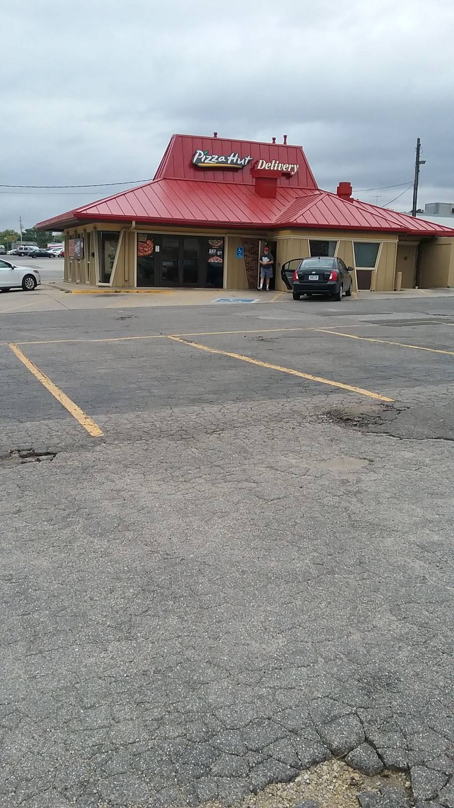 Pizza Hut | meal takeaway | 714 La Porte Rd, Waterloo, IA 50702, USA | 3192347557 OR +1 319-234-7557