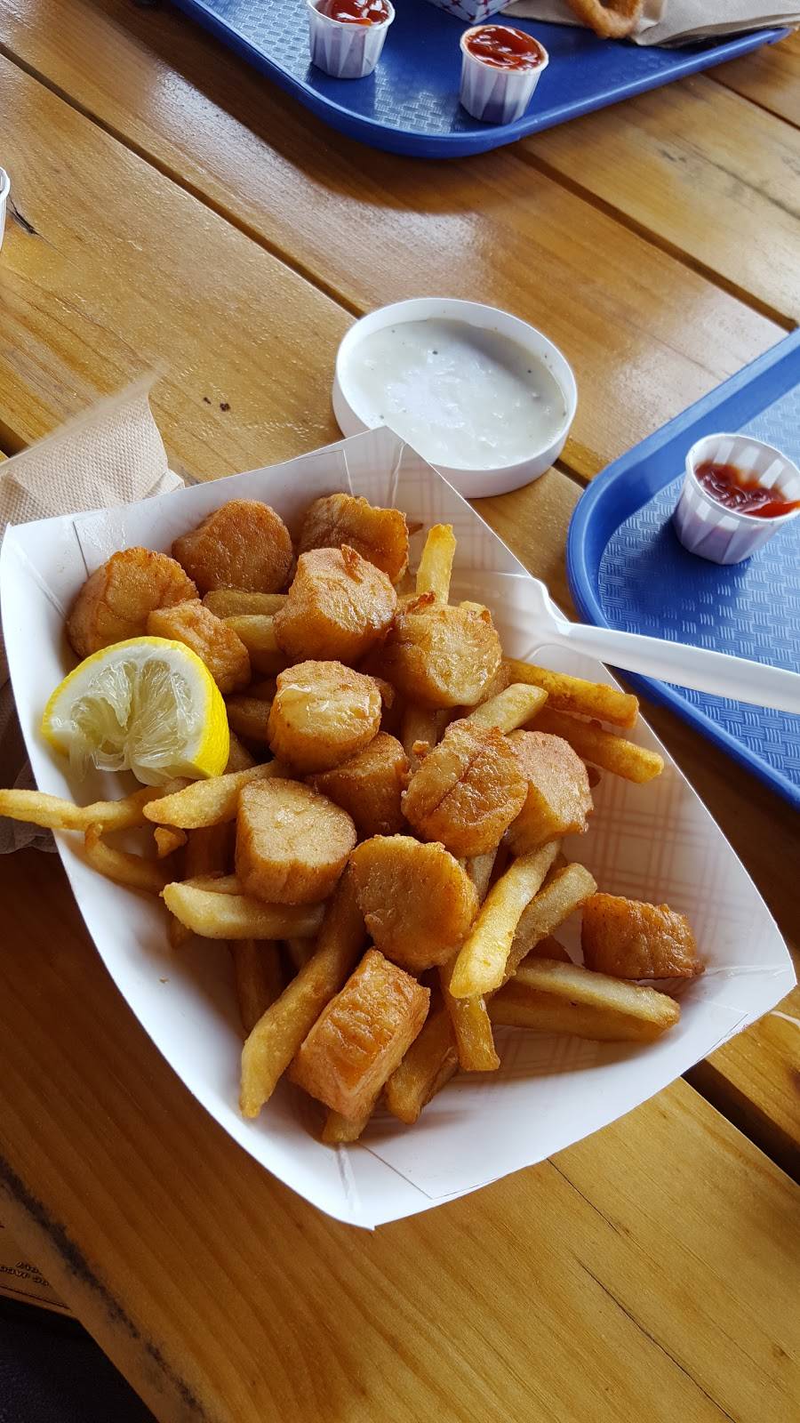 Captain Scotts Lobster Dock | restaurant | 80 Hamilton St, New London, CT 06320, USA | 8604391741 OR +1 860-439-1741