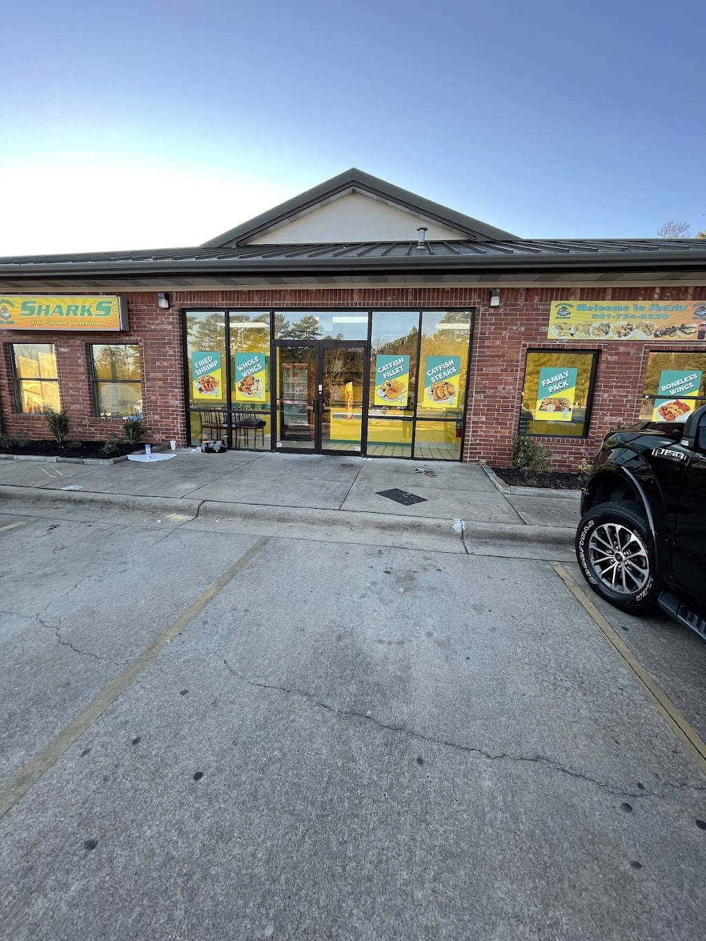 Sharks | restaurant | 115 Carnahan Dr, Maumelle, AR 72113, USA | 5017348220 OR +1 501-734-8220