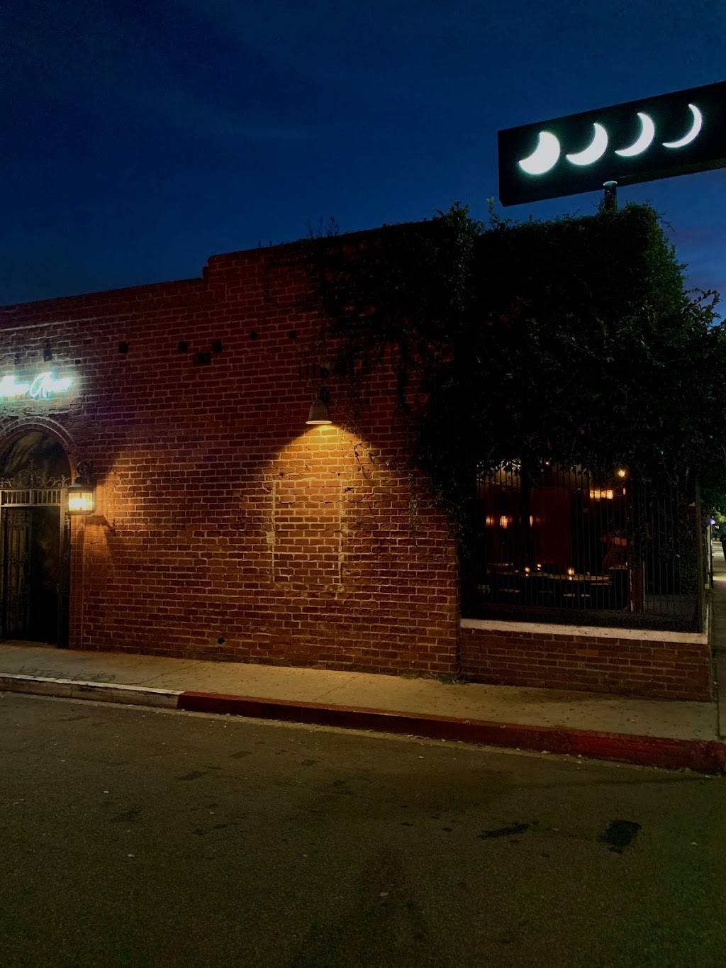 Moon Room | restaurant | 3000 Los Feliz Blvd, Los Angeles, CA 90039, USA | 3236440444 OR +1 323-644-0444