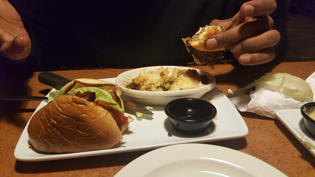 TGI Fridays | restaurant | 3535 Hempstead Turnpike, Levittown, NY 11756, USA | 5167961549 OR +1 516-796-1549