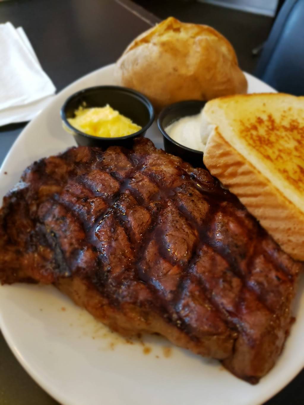 Johnny Bulls SteakHouse | restaurant | 32 Golden Leaf Dr, Louisburg, NC 27549, USA | 9194963800 OR +1 919-496-3800