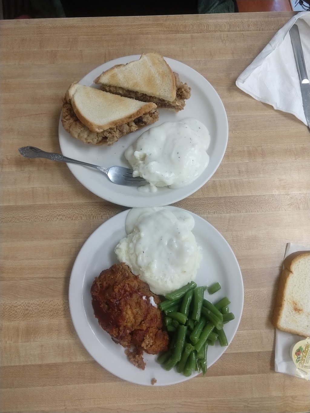 Moms Bar & Grill | restaurant | 420 Lincoln Ave, Seward, KS 67576, USA | 6204583554 OR +1 620-458-3554