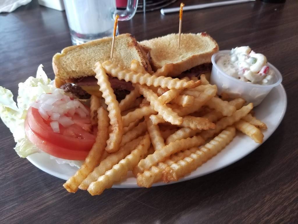 Gus Red Hots | restaurant | 5 Commodore Thomas MacDonough Hwy, Plattsburgh, NY 12901, USA | 5185613711 OR +1 518-561-3711