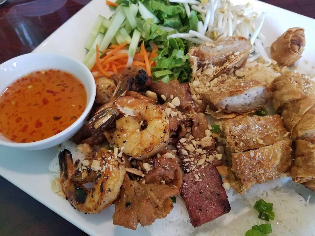 Simply Phở | restaurant | 13149 N Dale Mabry Hwy F, Tampa, FL 33618, USA | 8139605678 OR +1 813-960-5678