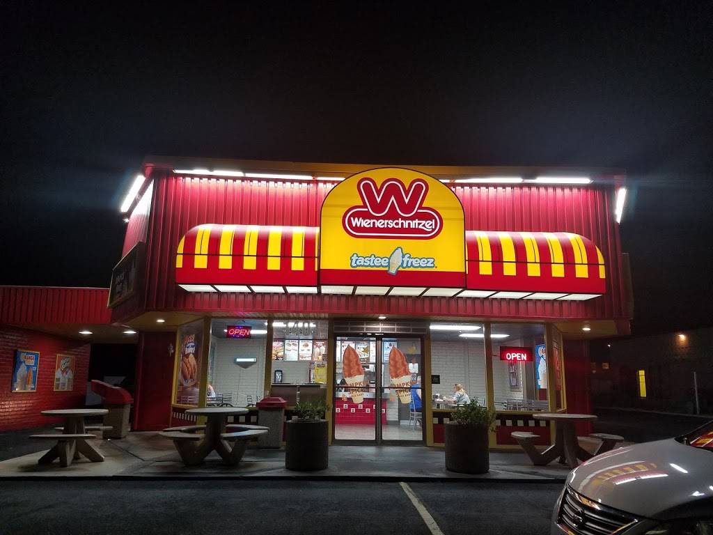 Wienerschnitzel | restaurant | 1401 S Kolb Rd, Tucson, AZ 85710, USA | 5202968632 OR +1 520-296-8632