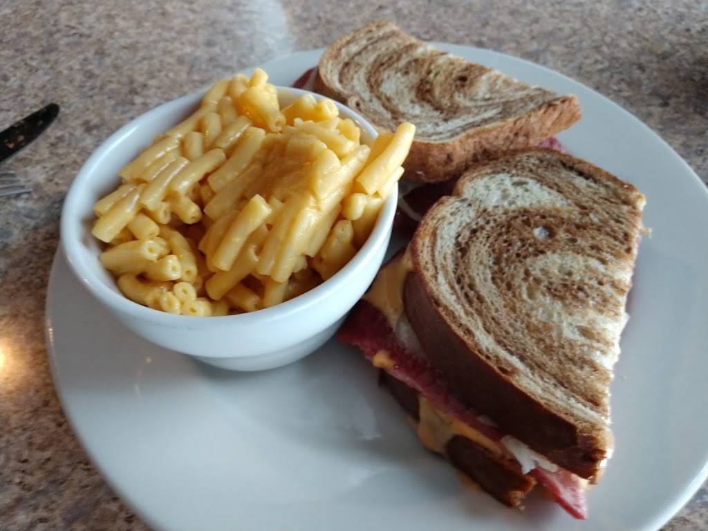 Crosstown Pub & Grill | restaurant | 3322, 140 E Chatham St, Cary, NC 27511, USA | 9196502853 OR +1 919-650-2853