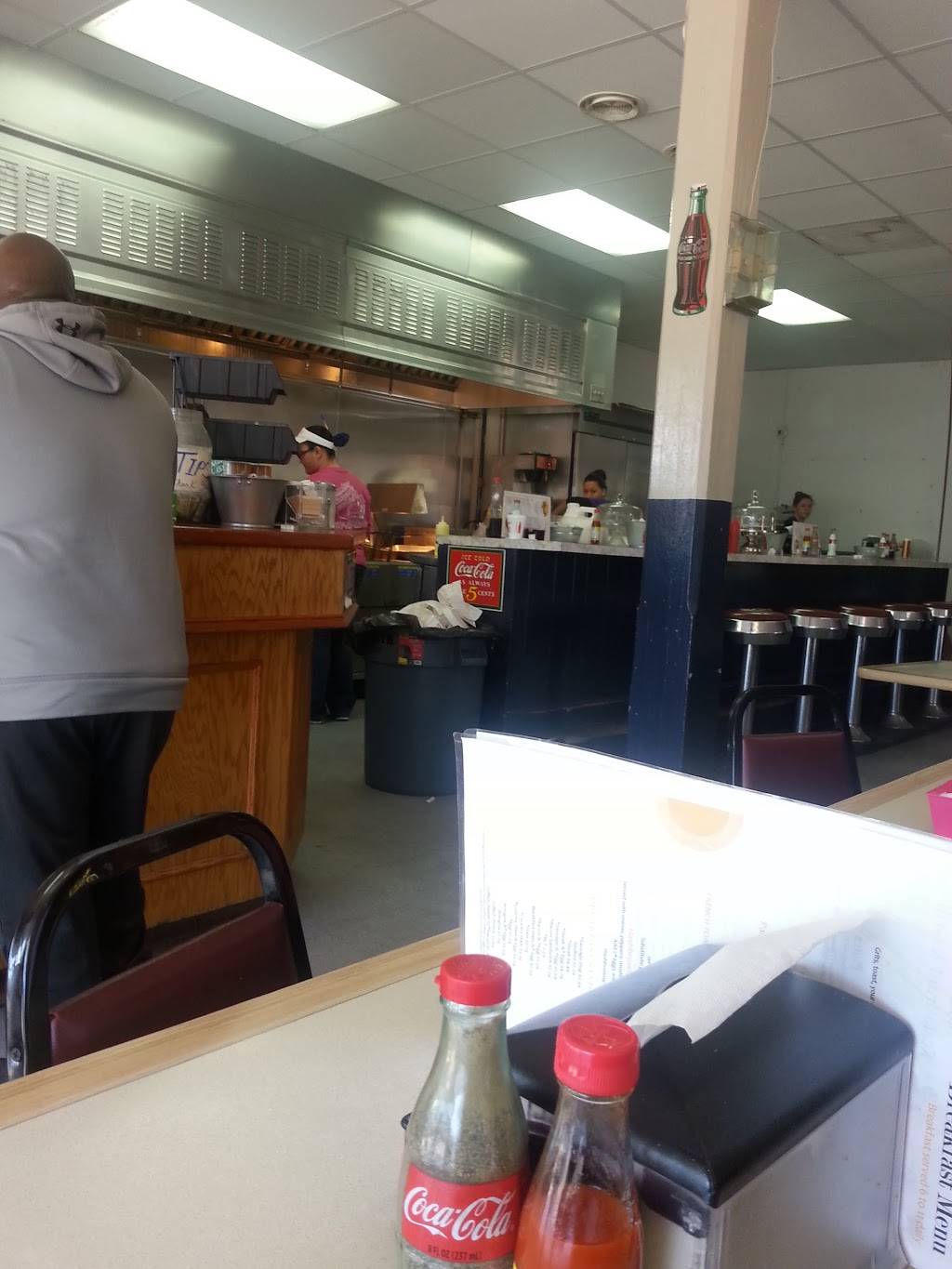 Salemburg Grill | restaurant | 100 S Main St, Salemburg, NC 28385, USA | 9105253292 OR +1 910-525-3292