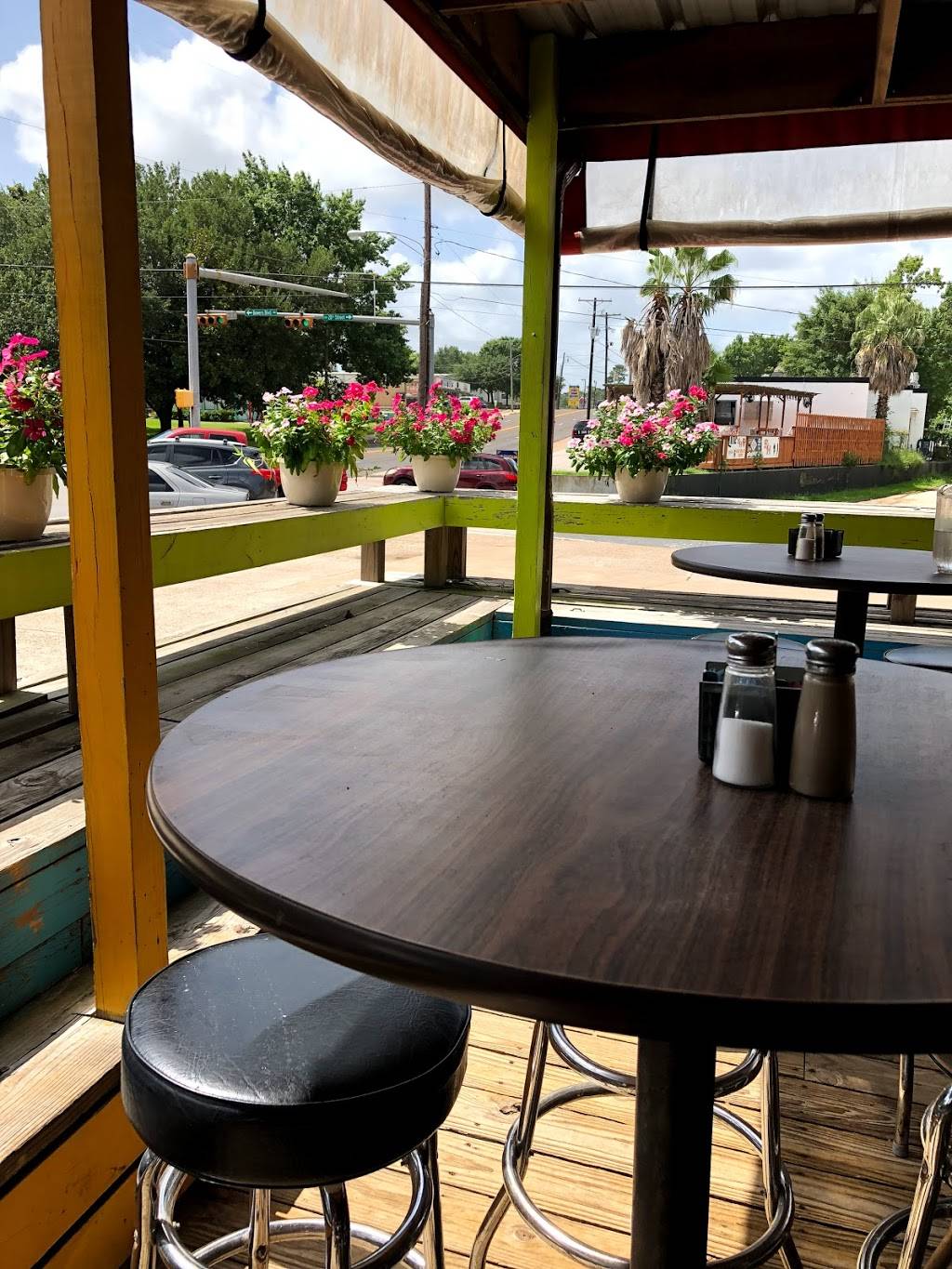 Toasted | restaurant | 1932 Sam Houston Ave, Huntsville, TX 77340, USA | 9364394842 OR +1 936-439-4842