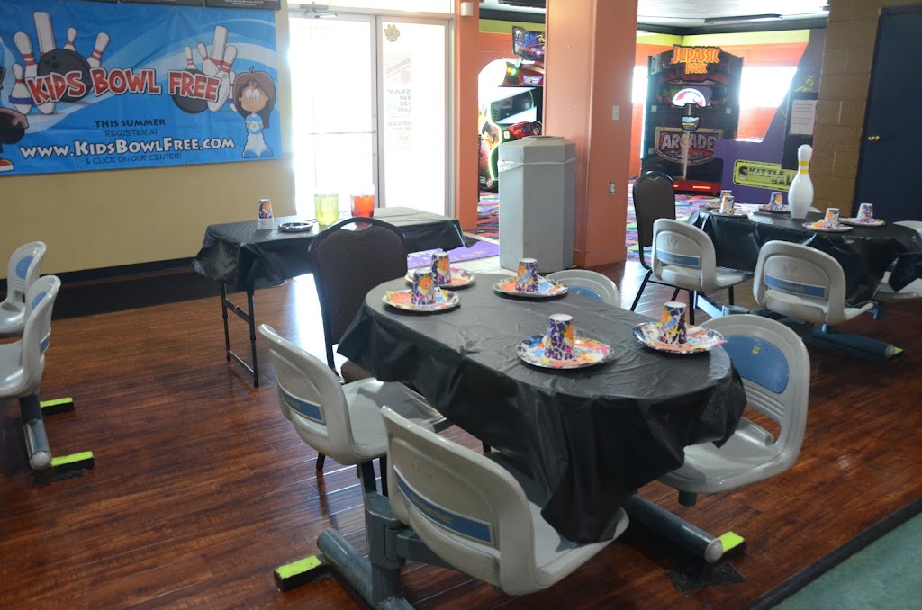 Salem Bowl | restaurant | 1620 E Main St, Salem, IL 62881, USA | 6185483448 OR +1 618-548-3448