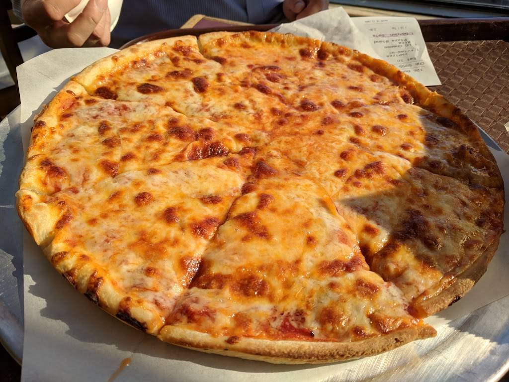 Sams Italian Foods | restaurant | 7 Main St, Freeport, ME 04032, USA | 2078654700 OR +1 207-865-4700