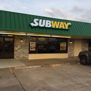 Subway/Mama DeLucas Pizza | restaurant | 109 US-71, Waldron, AR 72958, USA | 4796370212 OR +1 479-637-0212