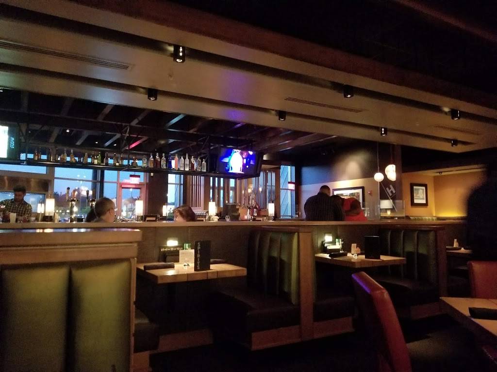 Houlihans | restaurant | Breton Village, 1968 Breton Rd SE, Grand Rapids, MI 49506, USA | 6169571683 OR +1 616-957-1683