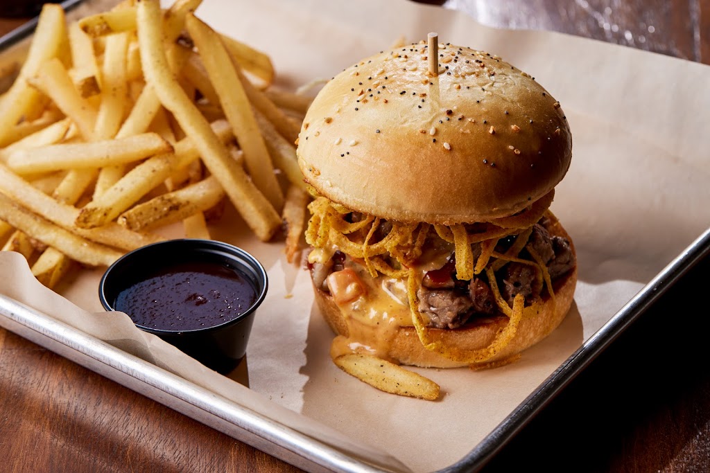 Toby Keiths I Love This Bar & Grill | restaurant | 1199 S I-35 Service Rd, Moore, OK 73160, USA | 4057990300 OR +1 405-799-0300